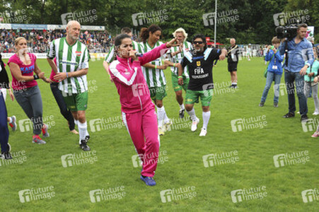 Charity-Fußballspiel 'Kicken mit Herz' in Hamburg