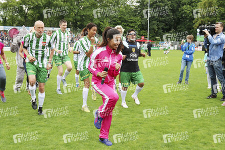 Charity-Fußballspiel 'Kicken mit Herz' in Hamburg