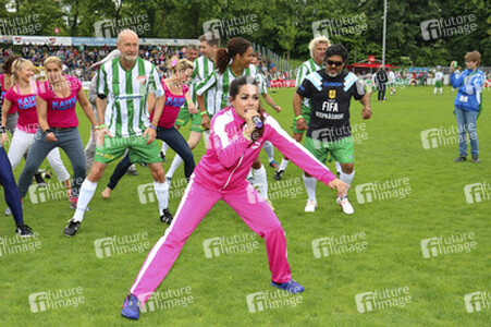 Charity-Fußballspiel 'Kicken mit Herz' in Hamburg