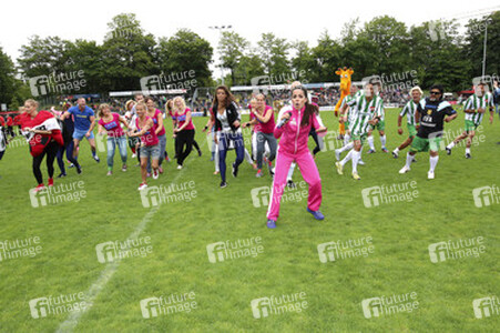 Charity-Fußballspiel 'Kicken mit Herz' in Hamburg