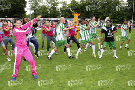 Charity-Fußballspiel 'Kicken mit Herz' in Hamburg