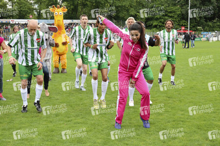 Charity-Fußballspiel 'Kicken mit Herz' in Hamburg