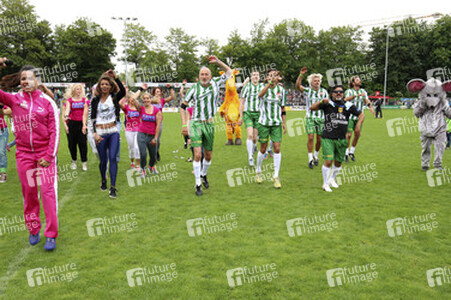Charity-Fußballspiel 'Kicken mit Herz' in Hamburg