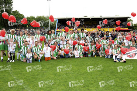Charity-Fußballspiel 'Kicken mit Herz' in Hamburg
