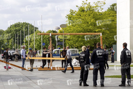 Info-Tafel über den Bau eines Friedhofs für unbekannte Einwanderer in Berlin