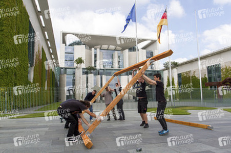 Info-Tafel über den Bau eines Friedhofs für unbekannte Einwanderer in Berlin
