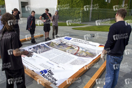 Info-Tafel über den Bau eines Friedhofs für unbekannte Einwanderer in Berlin