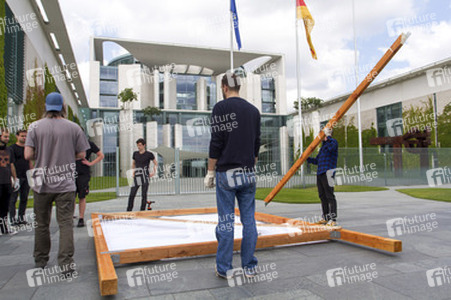 Info-Tafel über den Bau eines Friedhofs für unbekannte Einwanderer in Berlin