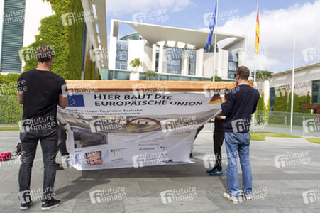 Info-Tafel über den Bau eines Friedhofs für unbekannte Einwanderer in Berlin
