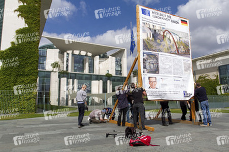 Info-Tafel über den Bau eines Friedhofs für unbekannte Einwanderer in Berlin