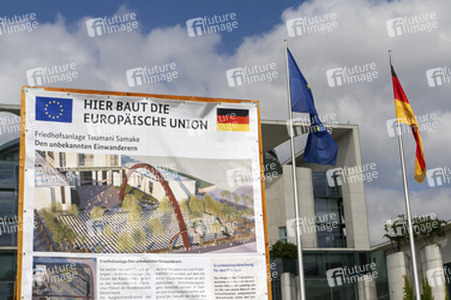 Info-Tafel über den Bau eines Friedhofs für unbekannte Einwanderer in Berlin