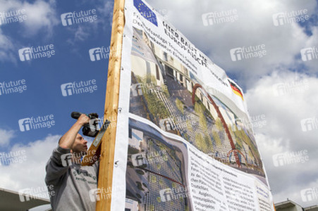 Info-Tafel über den Bau eines Friedhofs für unbekannte Einwanderer in Berlin