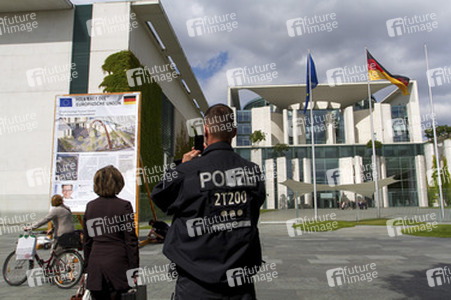 Info-Tafel über den Bau eines Friedhofs für unbekannte Einwanderer in Berlin