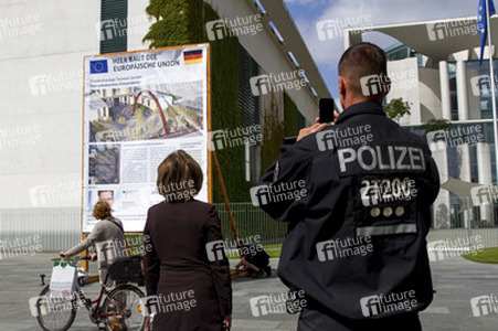 Info-Tafel über den Bau eines Friedhofs für unbekannte Einwanderer in Berlin