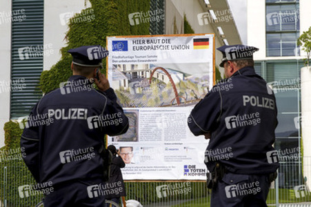 Info-Tafel über den Bau eines Friedhofs für unbekannte Einwanderer in Berlin