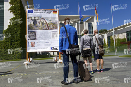 Info-Tafel über den Bau eines Friedhofs für unbekannte Einwanderer in Berlin