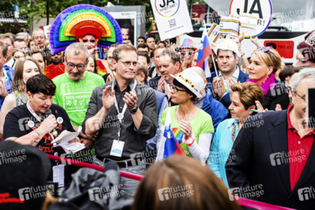 Parade zum 37. Christopher Street Day in Berlin