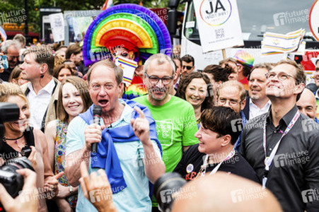 Parade zum 37. Christopher Street Day in Berlin