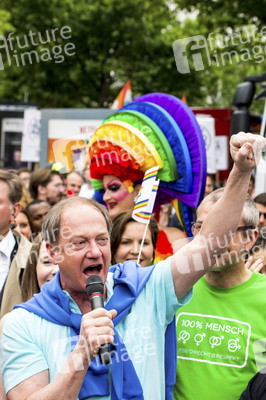 Parade zum 37. Christopher Street Day in Berlin