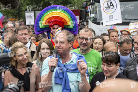 Parade zum 37. Christopher Street Day in Berlin