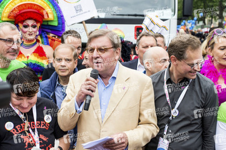 Parade zum 37. Christopher Street Day in Berlin