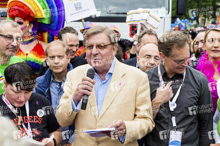 Parade zum 37. Christopher Street Day in Berlin