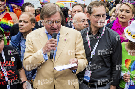 Parade zum 37. Christopher Street Day in Berlin