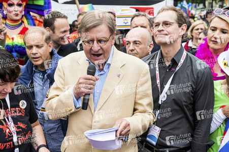 Parade zum 37. Christopher Street Day in Berlin