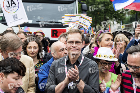 Parade zum 37. Christopher Street Day in Berlin
