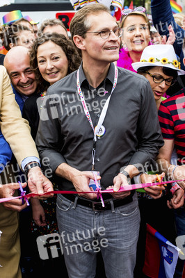 Parade zum 37. Christopher Street Day in Berlin