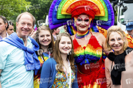 Parade zum 37. Christopher Street Day in Berlin