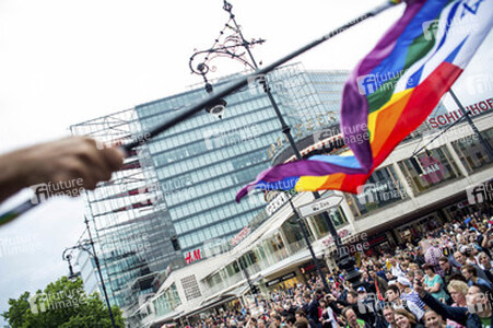 Parade zum 37. Christopher Street Day in Berlin
