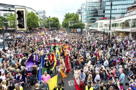 Parade zum 37. Christopher Street Day in Berlin