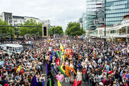 Parade zum 37. Christopher Street Day in Berlin