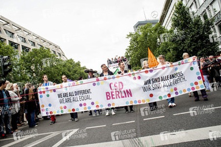 Parade zum 37. Christopher Street Day in Berlin