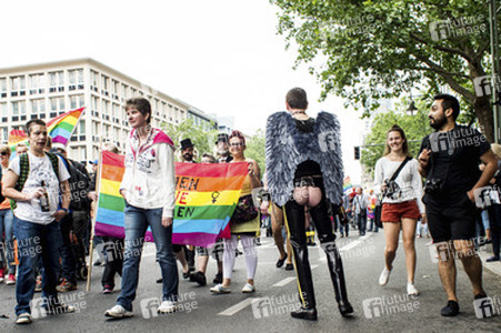 Parade zum 37. Christopher Street Day in Berlin