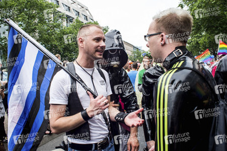 Parade zum 37. Christopher Street Day in Berlin