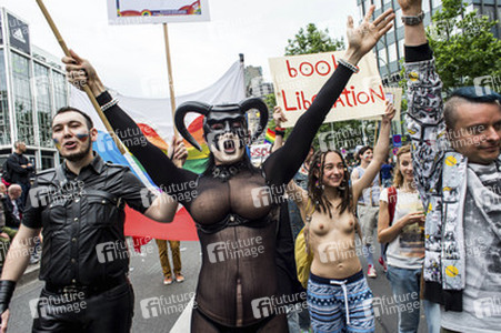 Parade zum 37. Christopher Street Day in Berlin