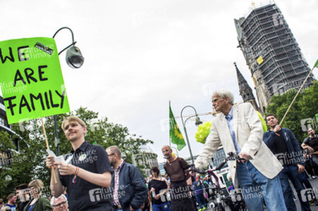 Parade zum 37. Christopher Street Day in Berlin