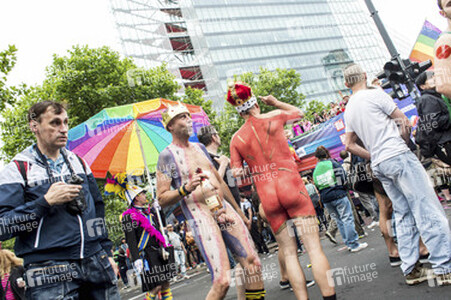 Parade zum 37. Christopher Street Day in Berlin