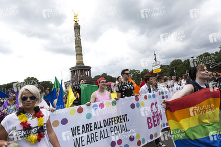 Parade zum 37. Christopher Street Day in Berlin
