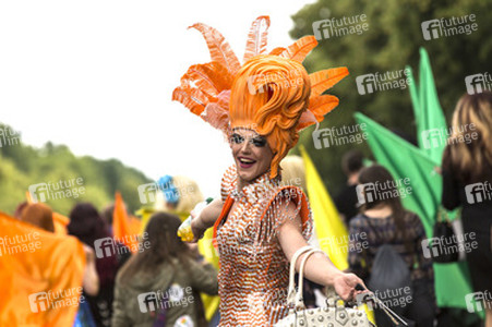 Parade zum 37. Christopher Street Day in Berlin