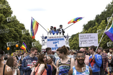 Parade zum 37. Christopher Street Day in Berlin