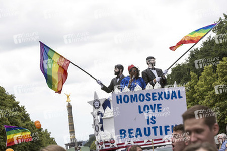 Parade zum 37. Christopher Street Day in Berlin