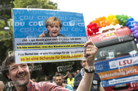 Parade zum 37. Christopher Street Day in Berlin