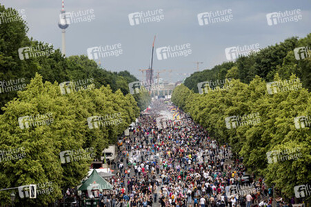 Parade zum 37. Christopher Street Day in Berlin