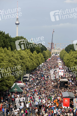 Parade zum 37. Christopher Street Day in Berlin