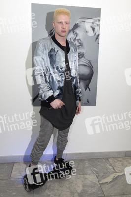 Installation und Vernissage von Shaun Ross und Nina Athanasiou in Berlin