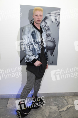 Installation und Vernissage von Shaun Ross und Nina Athanasiou in Berlin