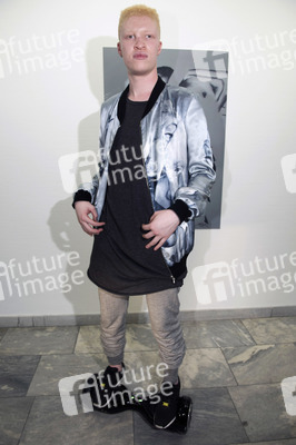 Installation und Vernissage von Shaun Ross und Nina Athanasiou in Berlin